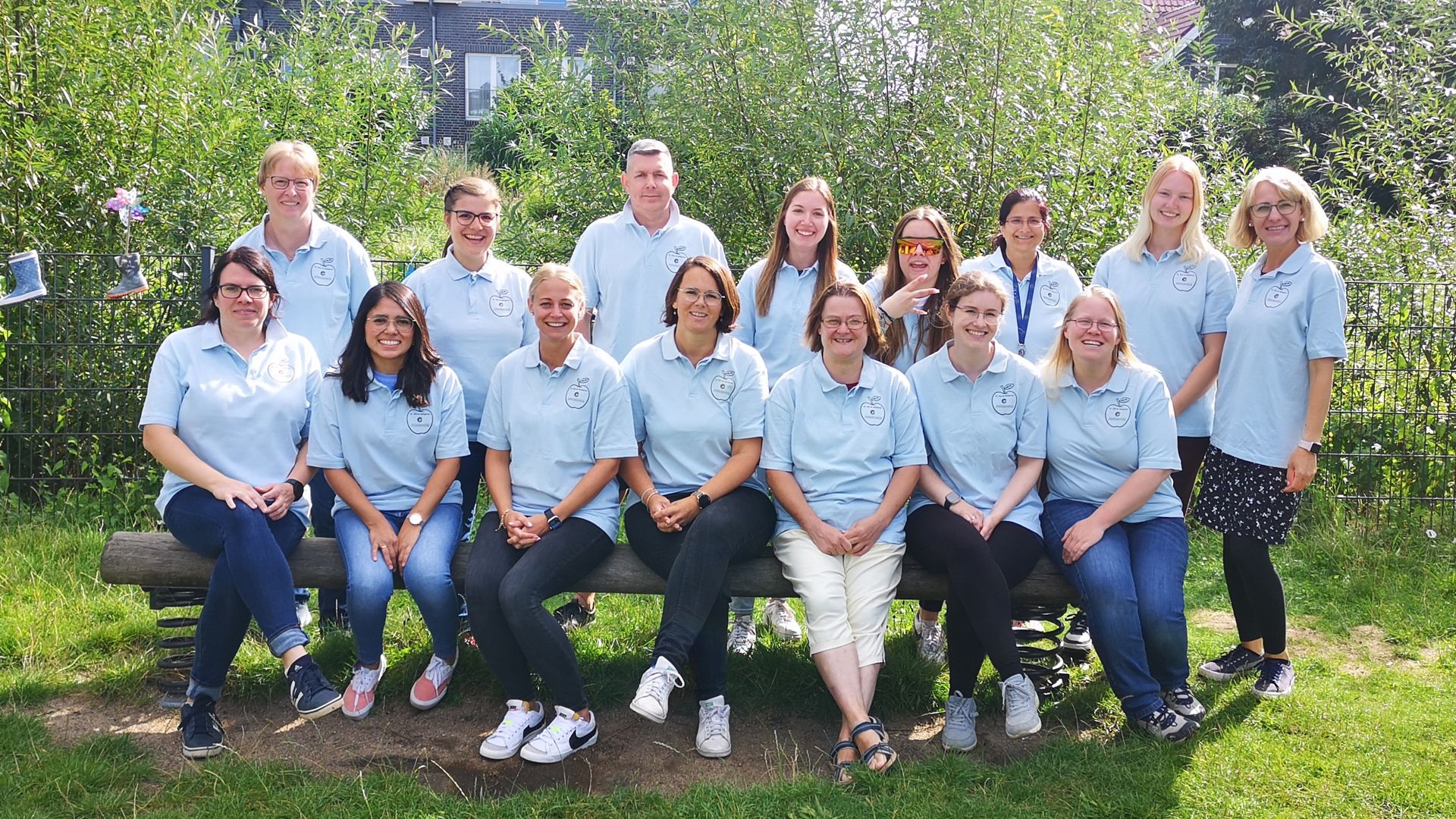 Das Team der Ev. Kita „Im Apfelgarten“ mit ihrer Leiterin Katja Drinkmann (vordere Reihe in der Mitte) freut sich auf viele Besucherinnen und Besucher beim Jubiläumsfest. | Foto: J. Drögmund