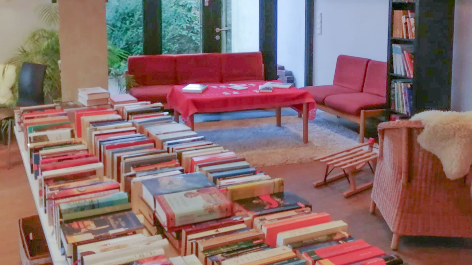 Im Büchercafé gibt es außer einer großen Bücherauswahl auch Kekse und andere schöne Dinge zu kaufen. | Foto: B. Sass