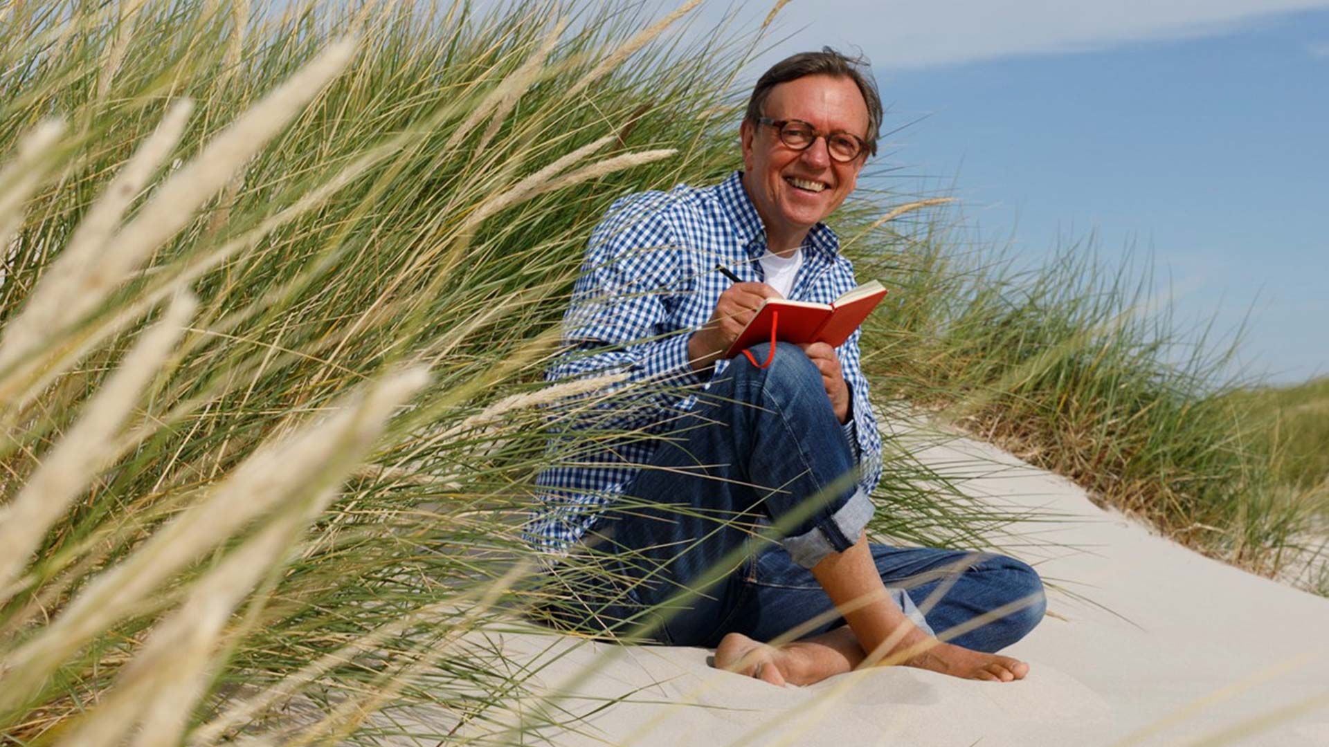 Der Hamburger Autor Krischan Koch liest in der Fischhalle aus seinem neuen Roman „Einer flog über das Möwennest“. Foto: ein