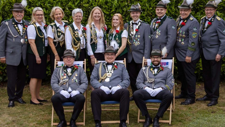 Gemeinsam mit der Königscrew um König Marlon Seltman (vordere Reihe Mitte) freuen sich die Moorburger Majestäten auf ein tolles Schützenfest. Foto: Tina Okelmann