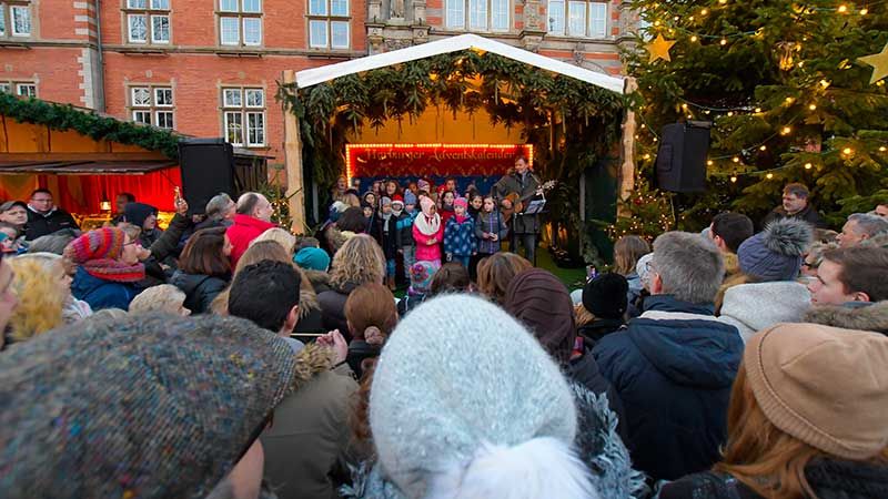 Viele Harburger waren am Sonntag auf den Wiehnachtsmarkt gekommen um zu singen. | Foto: Niels Kreller