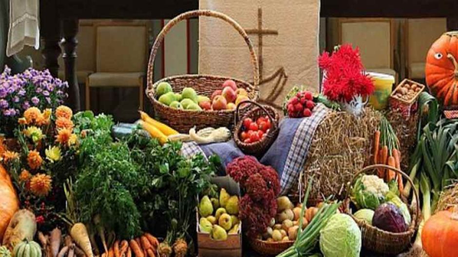 Ein geschmückter Erntedankaltar. | Foto: ein
