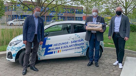Seit 30 bei Lengemann & Eggers GmbH & Co. KG: Betriebsleiter Thomas Postels (Mitte). Lars Rückert (links) und René Rückert gratulierten.
