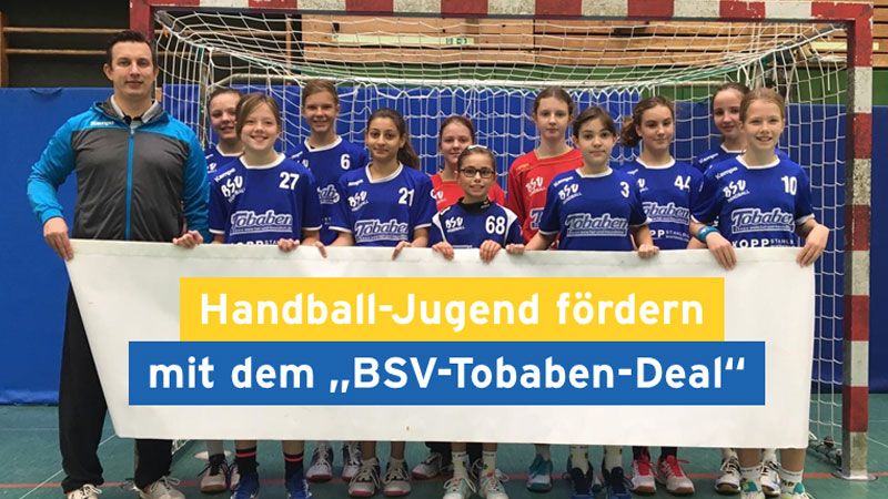 BSV-Jugendkoordinator Lars Dammann und einige Buxtehuder Jugend-Handballerinnen. | Foto: Buxtehuder SV