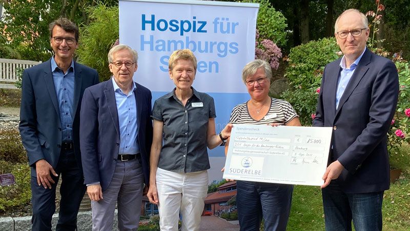 Die Vorstände der Wohnungsbaugenossenschaft Süderelbe eG Christian Mengler (von links), Holger Rullmann und Gerd Höft (rechts) mit Dr. Simone Thiede, DRK-Fundraising (Dritte von links) und Hospizleiterin Britta True.  Foto: DRK Harburg