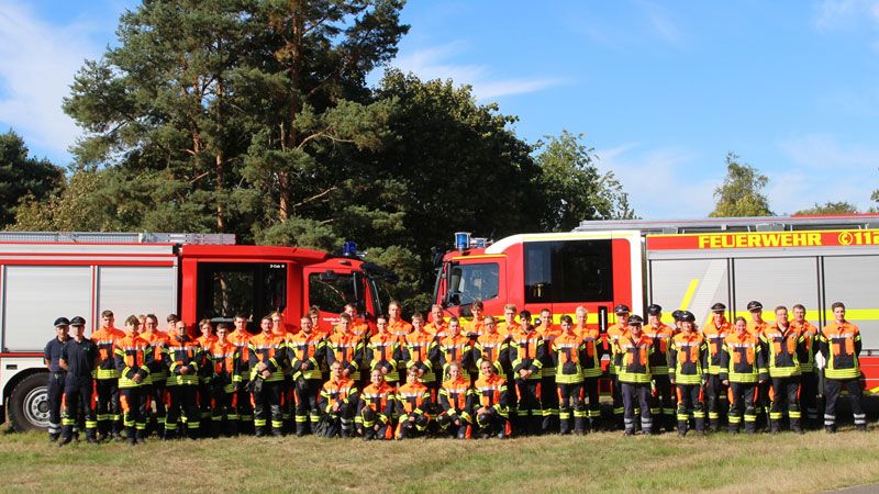35 neue Feuerwehrleute sind für die FF Seevetal ausgebildet worden Ein vielköpfiges Ausbilderteam der FF Seevetal brachte den jungen Männern und Frauen die ersten Schritte für ihre Feuerwehrlaufbahn bei. 3 bis 7: Unter anderem erlernten die neuen Feuerwehrleute in ihrer Ausbildung das Retten von Personen aus Fahrzeugen sowie das Absichern der Fahrzeuge. Auch eine Unterweisung mit Gerätschaften eines Rettungswagens stand auf dem Lehrplan. | Foto: Pressestelle Feuerwehr Seevetal