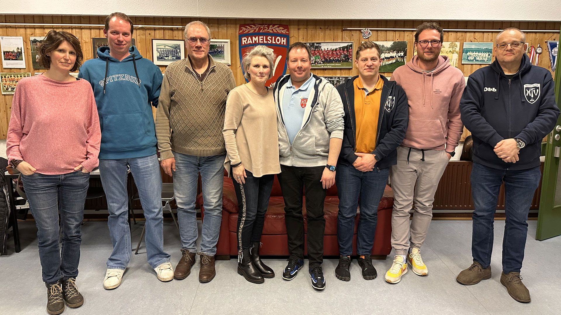 Der erweiterte Vorstand: Sonja Jeske (von links), Dirk Ohle (Sparte Tischtennis), Jan Eckel (Zweiter Vorsitzender), Heidi Popien (Beisitzerin), Andy Schünemann (Erster Vorsitzender), André Ambrosius (Leiter Finanzen), Christoph Steggemann (Beisitzer), Christian Müller. Es fehlt: Jörg Nipko. | Foto; ein