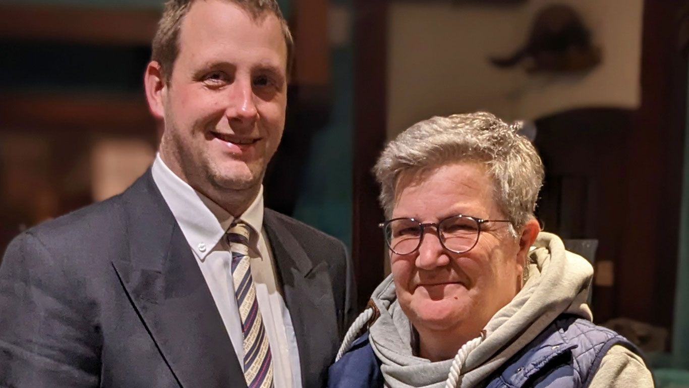 Jan Brinckmann bedankt sich mit einem Blumenstrauß bei der scheidenden Schatzmeisterin Petra Menke. | Foto: DLRG