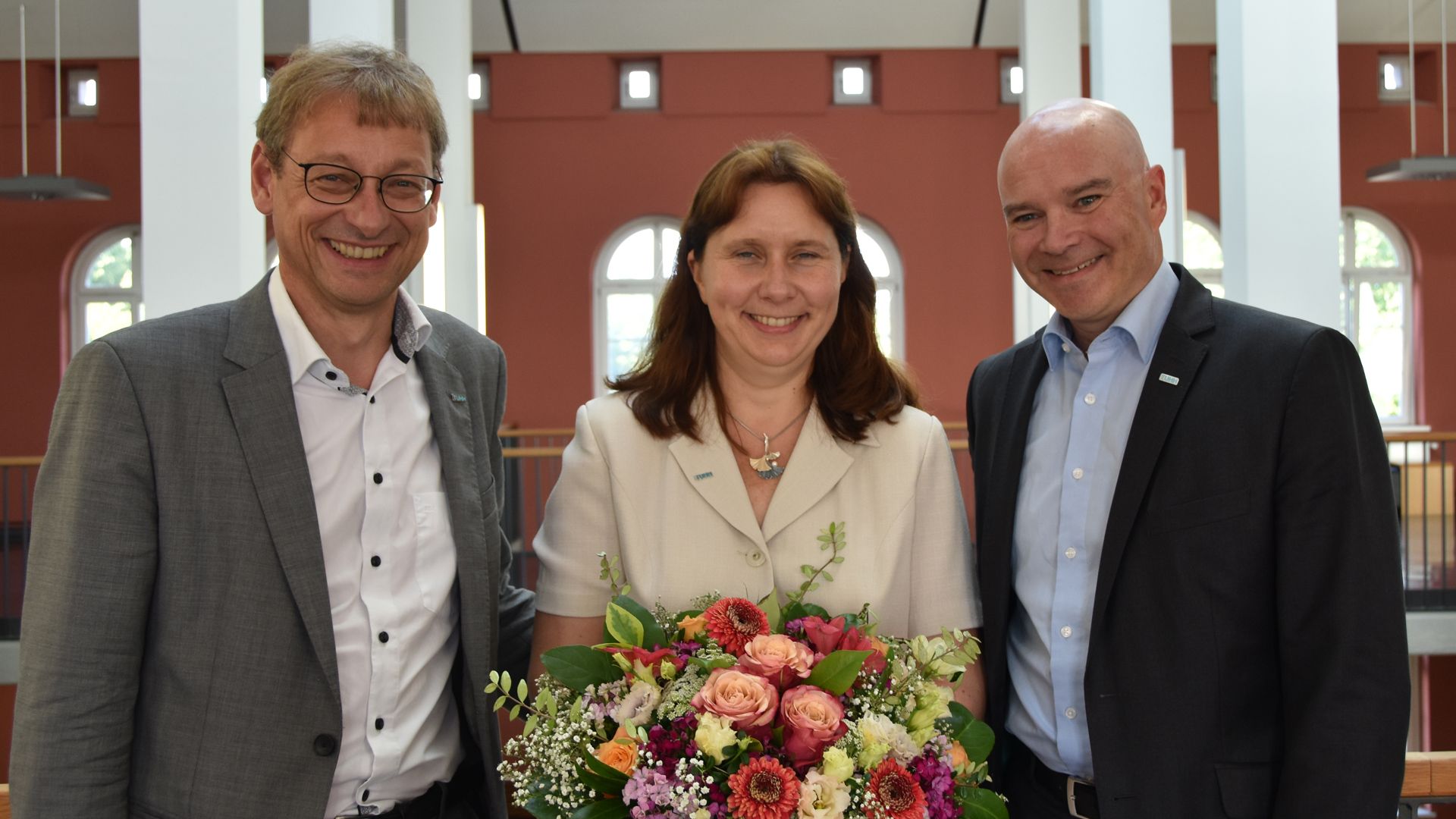 Vizepräsidentin Irina Smirnova gemeinsam mit dem Präsidenten der TU Hamburg Andreas Timm-Giel (links) und dem Kanzler Arne Burda. | Foto: TU Hamburg