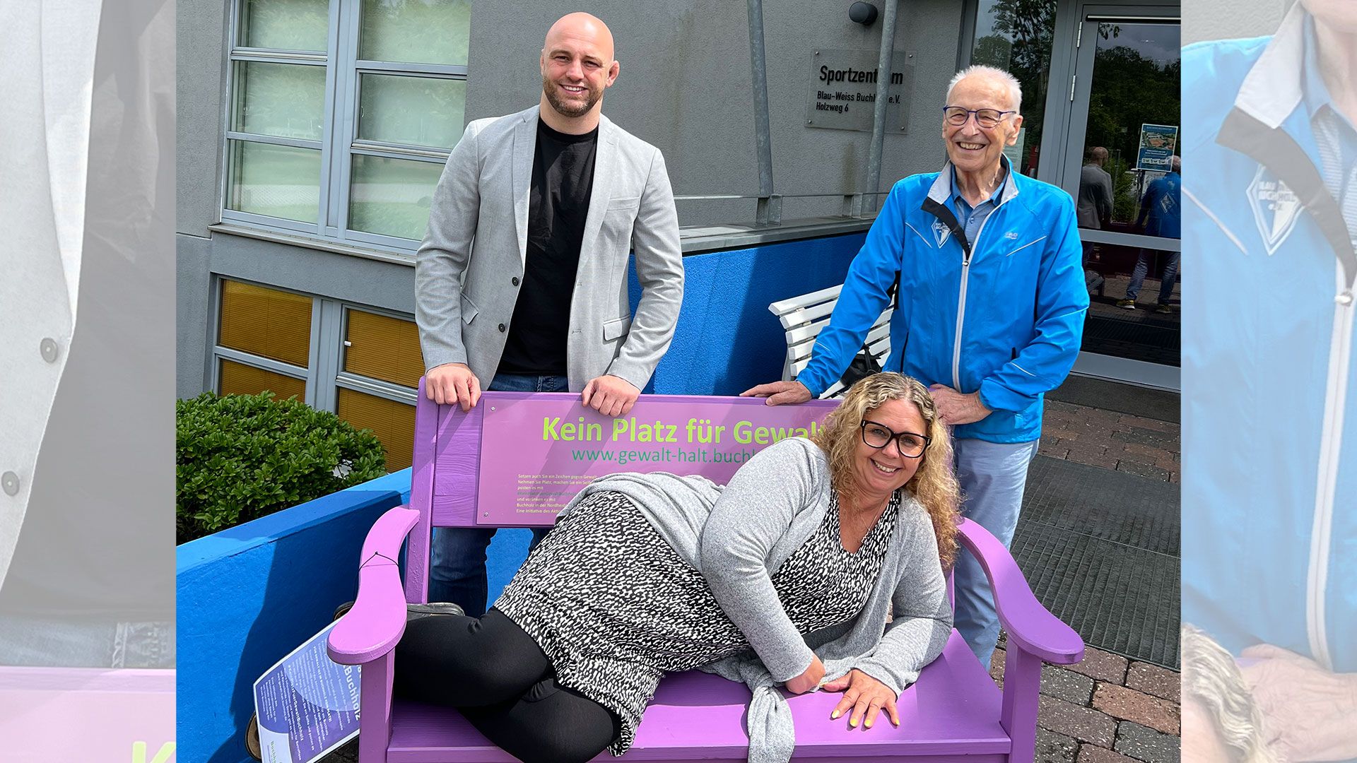 Alexander Hampfe (links) und Arno Reglitzky vom Blau-Weiss-Vorstand gemeinsam mit der Gleichstellungsbeauftragten der Stadt, Yvonne Bodendiek, mit der lila Bank vor dem Blau-Weiss-Eingang. | Foto: Stadt Buchholz