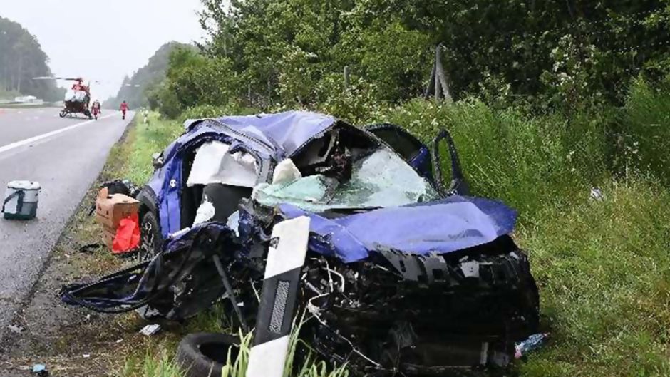 Die Feuerwehr befreite die Schwerletzten aus dem Toyota. Foto: ein