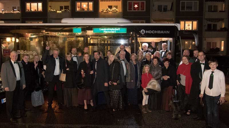 "Landeskönigsball Marmstorf"  der HVV-Bus hatte am Samstagabend eine ganz besondere Routenanzeige. | Foto: Niels Kreller