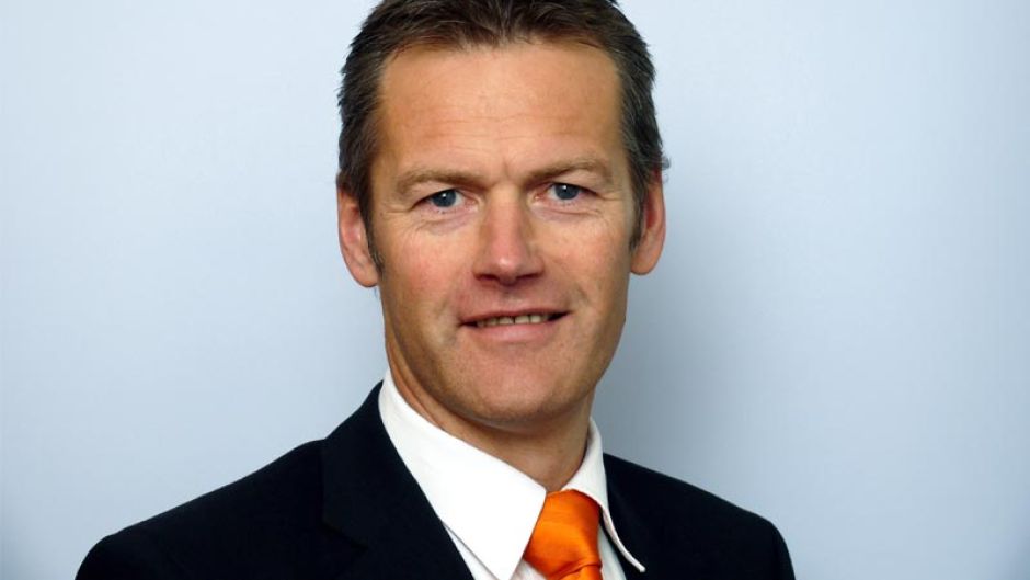 Regionaldirektor Uwe Peters freut sich über die Hilfe für Vereine. | Foto: ein