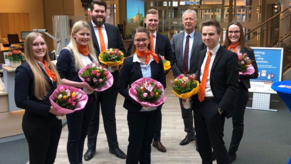 Blumensträuße und Glückwünsche zur bestandenen Prüfung: Kim Nottorf (von links, Regionaldirektion Lüneburg), Svea Stallbaum (Winsen), Martin Zado (RD Schneverdingen-Bispingen), Johanna Baunack (Kundenservice-Center Soltau), Steffen Deneke- Jöhrens, Cord Hasselmann, Michael Schröder (Organisation) und Annelie Winkelmann (Kundenservice-Center Soltau). | Foto: ein