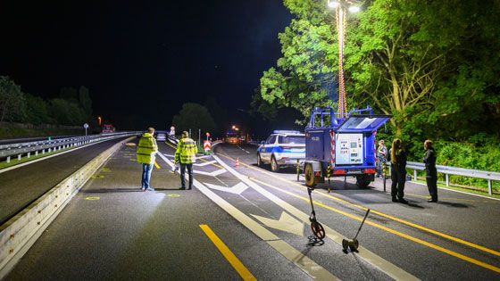 Die Polizei ermittelte sechs Stunden auf der Fahrbahn nach dem schrecklichen Unfall auf der B75 am Mittwochabend. | Foto: JOTO