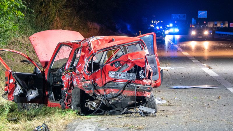 Die Fahrerin dieses Opel Corsa musste schwerverletzt aus dem Wrack geborgen werden. | Foto: JOTO