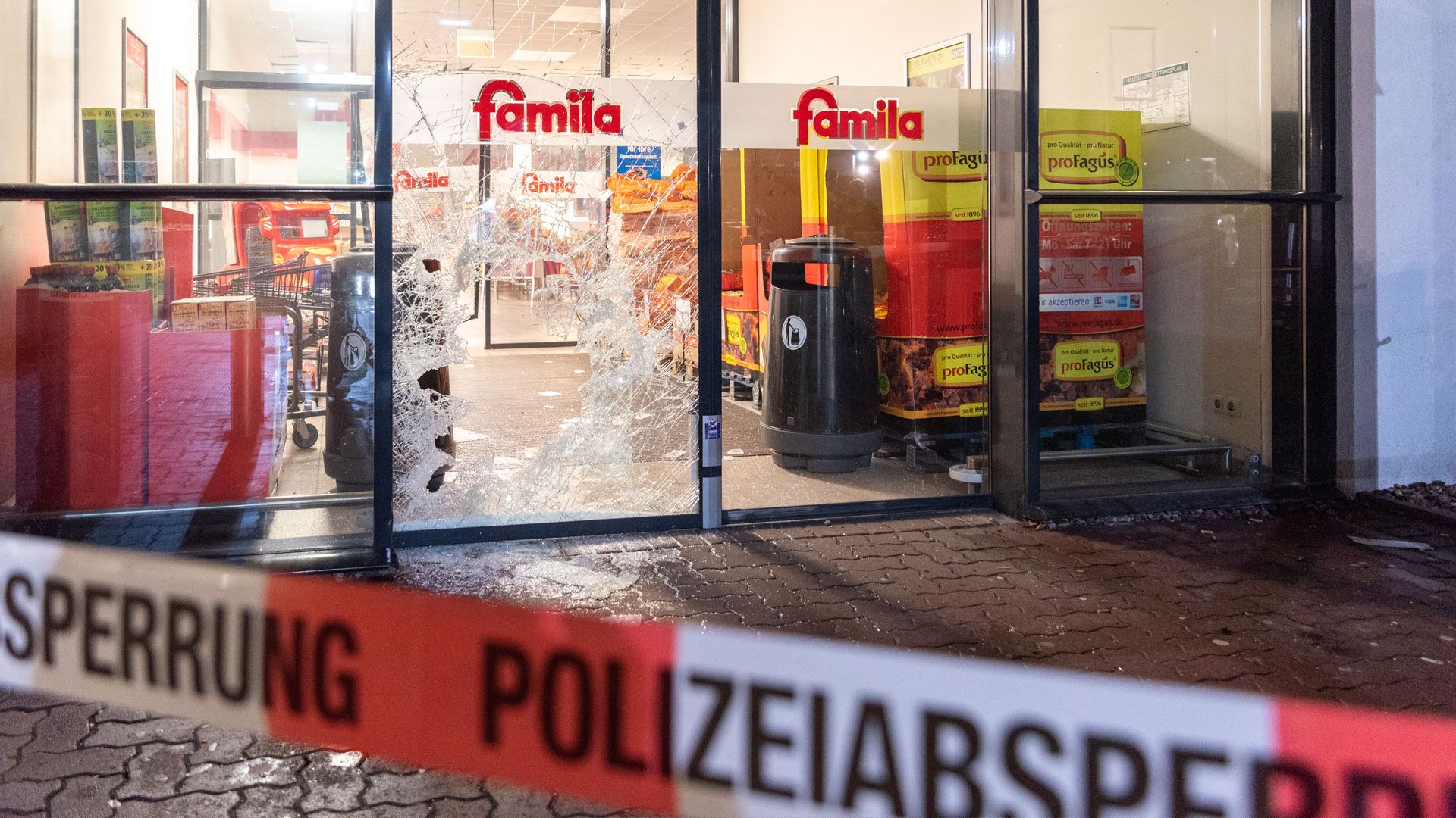 Im Vorraum dieses Famila- und Media-Marktes in Buchholz wurde in der Nacht ein Geldautomat gesprengt. | Foto: JOTO