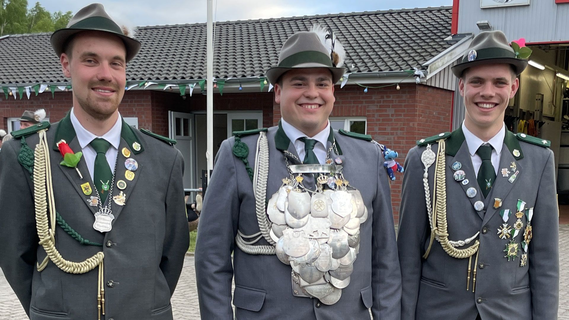 Der neue König Phil Stockhausen (Mitte) mit seinen Adjutanten Mirco Müller (links) und Moritz Block. | Foto: SV Emsen-Langenrehm