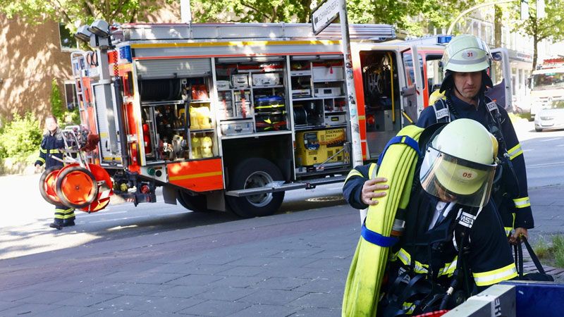 Am Freitagvormittag kam Rauch aus dem S-Bahnhof Harburg Rathaus. | Foto: HamburgNews