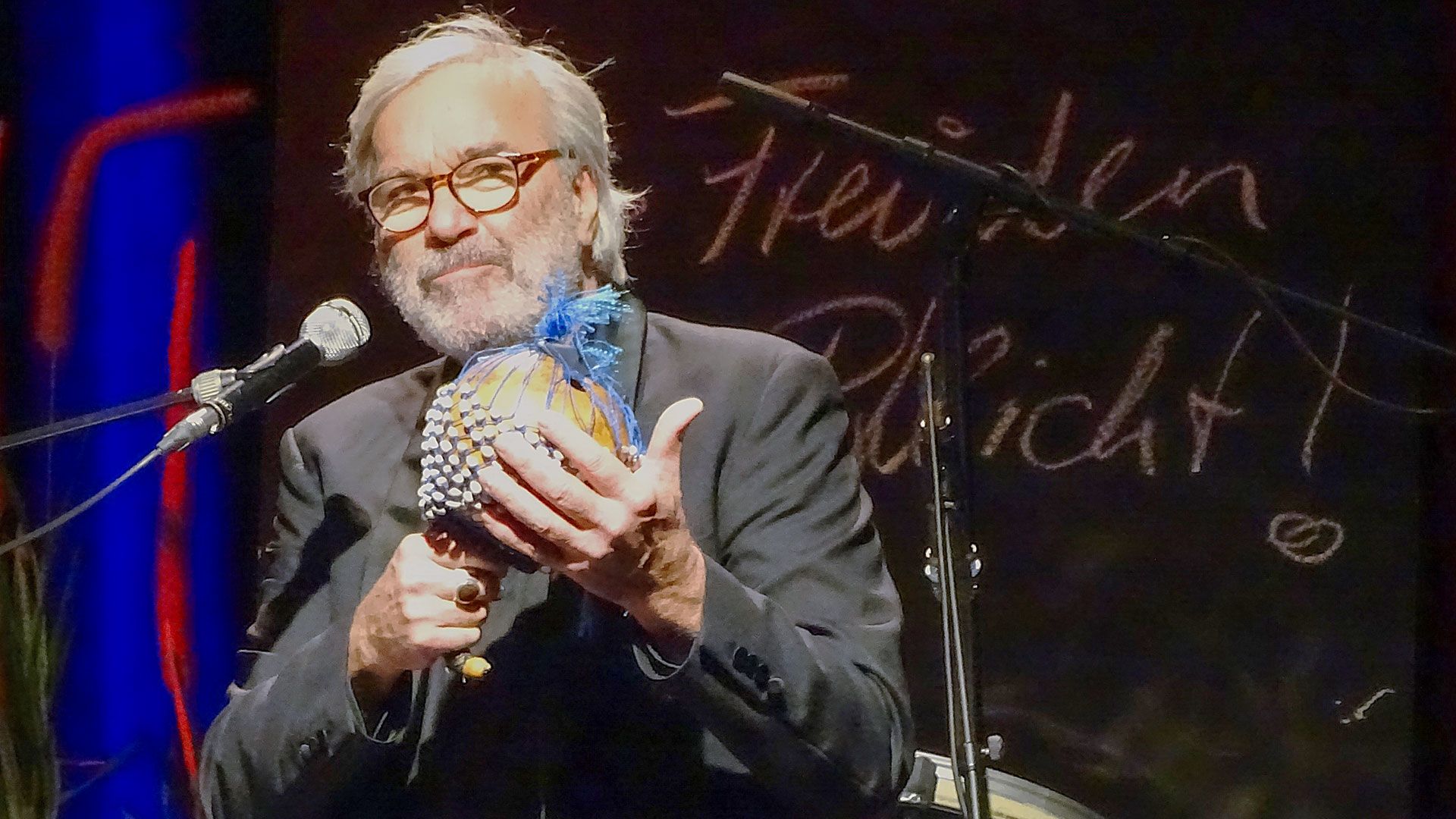 Stefan Gwildis begeisterte mit seiner Hommage an Siegfried Lenz die Zuschauer in der in der Burg Seevetal. | Foto: Ilka Teschner