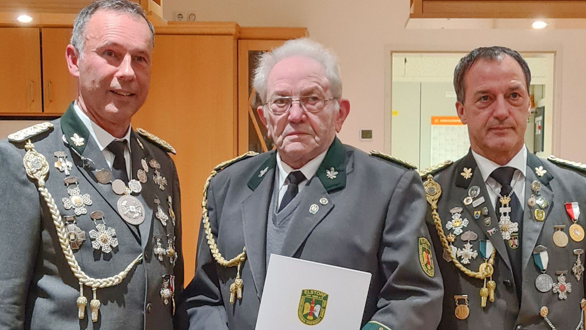 ^Mirco Meyer (links), Präsident des Schützenvereins Elstorf, ehrte Heinz Kanebley (Mitte) für seine 70-jährige Vereinsmitgliedschaft. Zu den Gratulanten gehörte auch Rainer-Oliver Westphal, der Vizepräsident des SV Elstorf. | Foto: Mareike Stieb