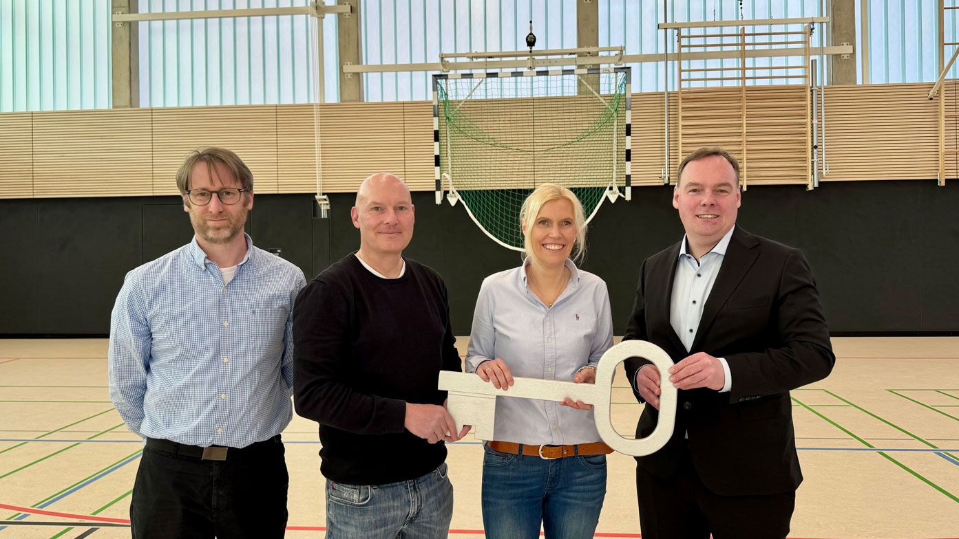 Anke Müller und der Bürgermeister zusammen mit dem städtischen Architekten Dominik Wimber (links) und dem Konrektor der Alten Stadtschule, Andreas Mertens (Zweiter von links). | Foto: Stadt Winsen (Luhe)