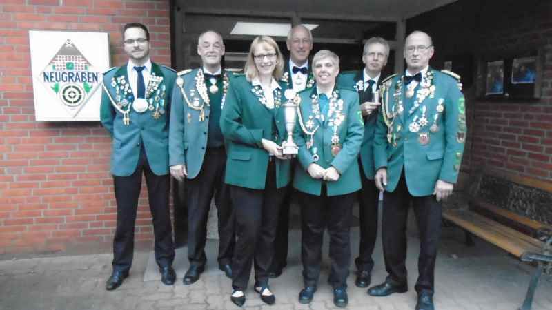 Das siegreiche Team des SV Neugraben: Peter Oesmann (von links), Horst Bartels jun., Bianca und Werner Oesmann, Ursula Dassler, Andreas Werth, Bernhard Dassler. Nicht auf dem Foto: Ole Thiem, Jens Gewecke, Jonny Heitmann und Michael Roese. | Foto: ein