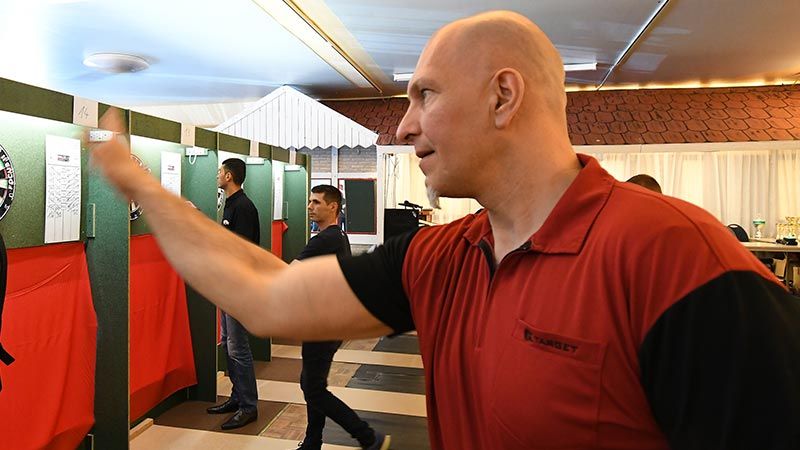 Besiegte die Dartitis: Heute kann Dieter Karsten Kock wieder auf die Dartscheibe werfen. | Foto: Niels Kreller