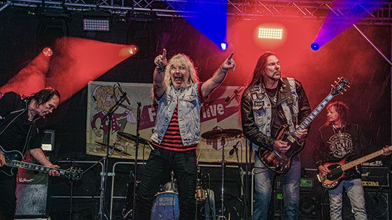 Bon Scott sorgten mit AC/CD-Covern für heiße Stimmung. | Foto: Sören Noffz