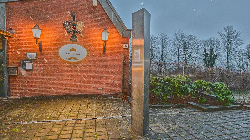 Am Tag der Heiligen Drei Könige war die mysteriöse Metall-Stele auf einmal wieder da: Vor dem Gildehaus auf dem Schwarzenberg. | Foto: Niels Kreller