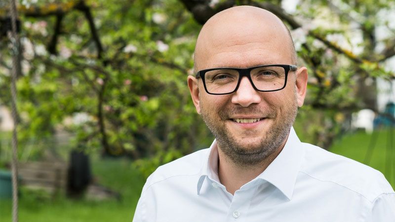 Wenn mindestens 500 Euro für politische Gefangenen in Belarus zusammenkommen, verspricht der grüne Bundestagskandidat Manuel Sarrazin, dass er am Wahltag in sein Wahllokal schwimmen wird. | Foto: ein