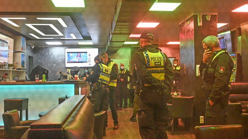 Im Harburger Phoenix-Viertel wurden am DOnnerstagabend mehrere Lokale auf Einhaltung der 2G-Regeln überprüft. | Foto: HamburgNews