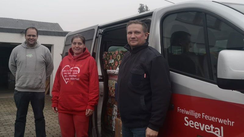 Stephanie Falkenstein (Mitte) nahm von Simon Steffen (rechts) und Timo Arndt die vielen gesammelten Päckchen und Seelentröster entgegen und übergab diese an die bedürftigen Kinder. | Foto: Feuerwehr Seevetal