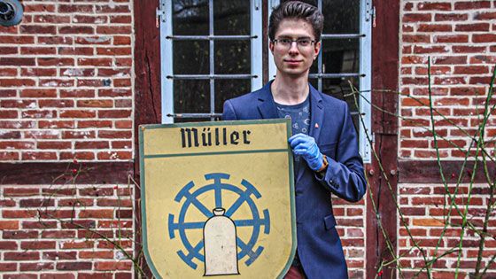Chris Stölting mit einem Zunftwappen der Müller. | Foto: FLMK