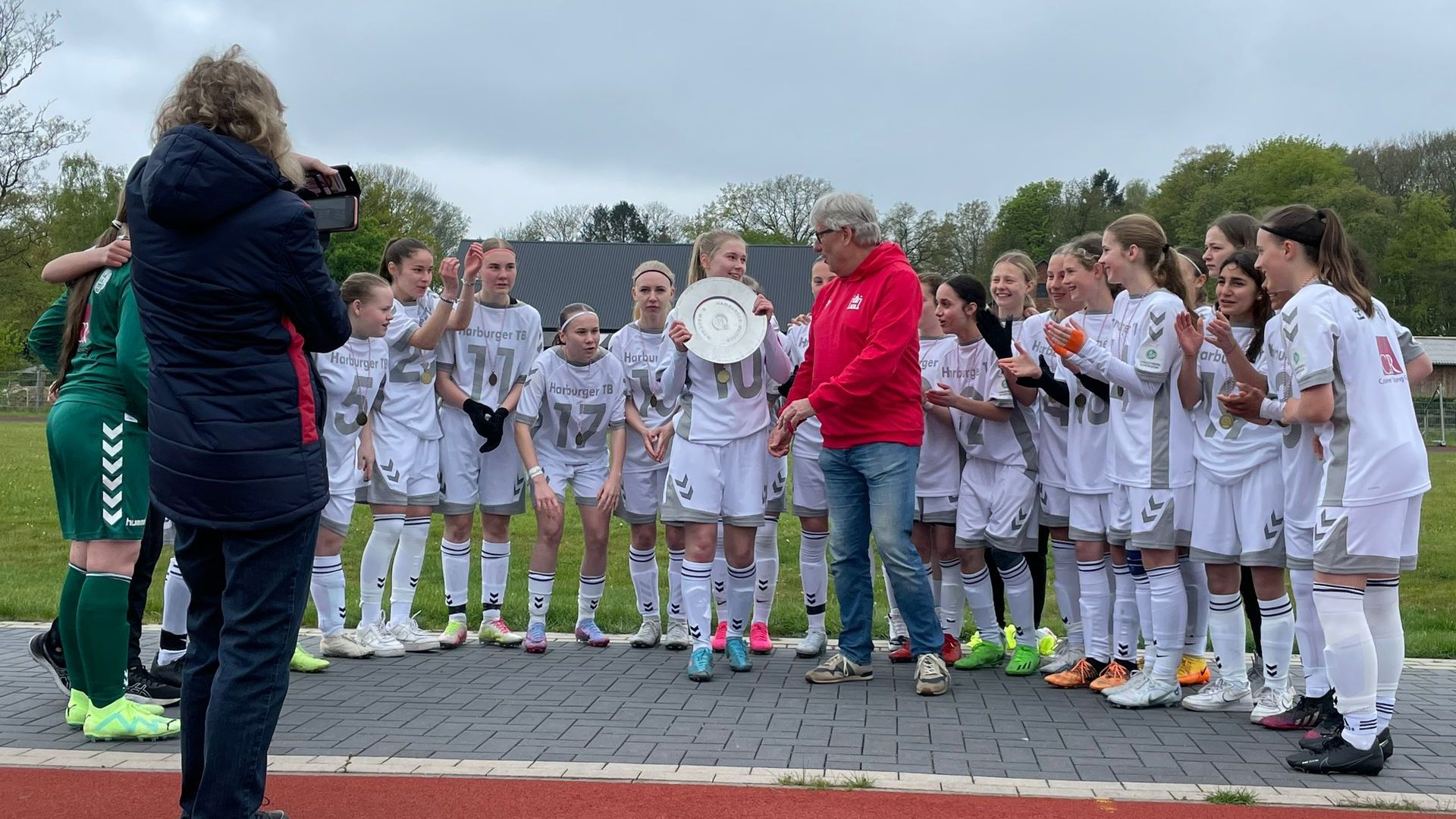 Nach dem Gewinn der Hamburger Meisterschaft im Mai will das B-Juniorinnen-Fußballteam des HTB am 1. Juli in Hannover gewinnen, um den Aufstieg in die Bundesliga zu schaffen. | Foto: HTB