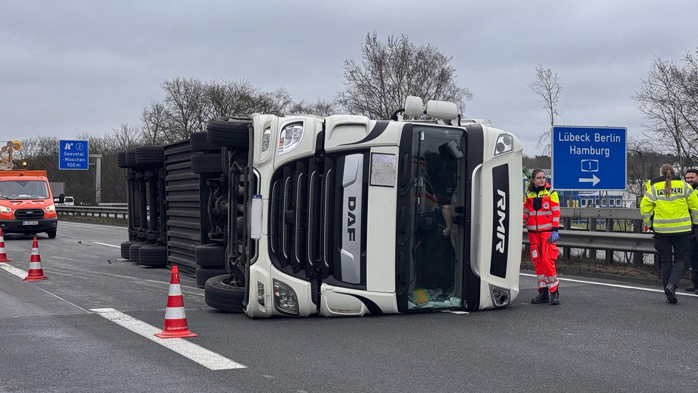 Ein umgekippter LKW auf der A39 sorgt für Verkehrschaos. | Foto: Lenthe-Medien