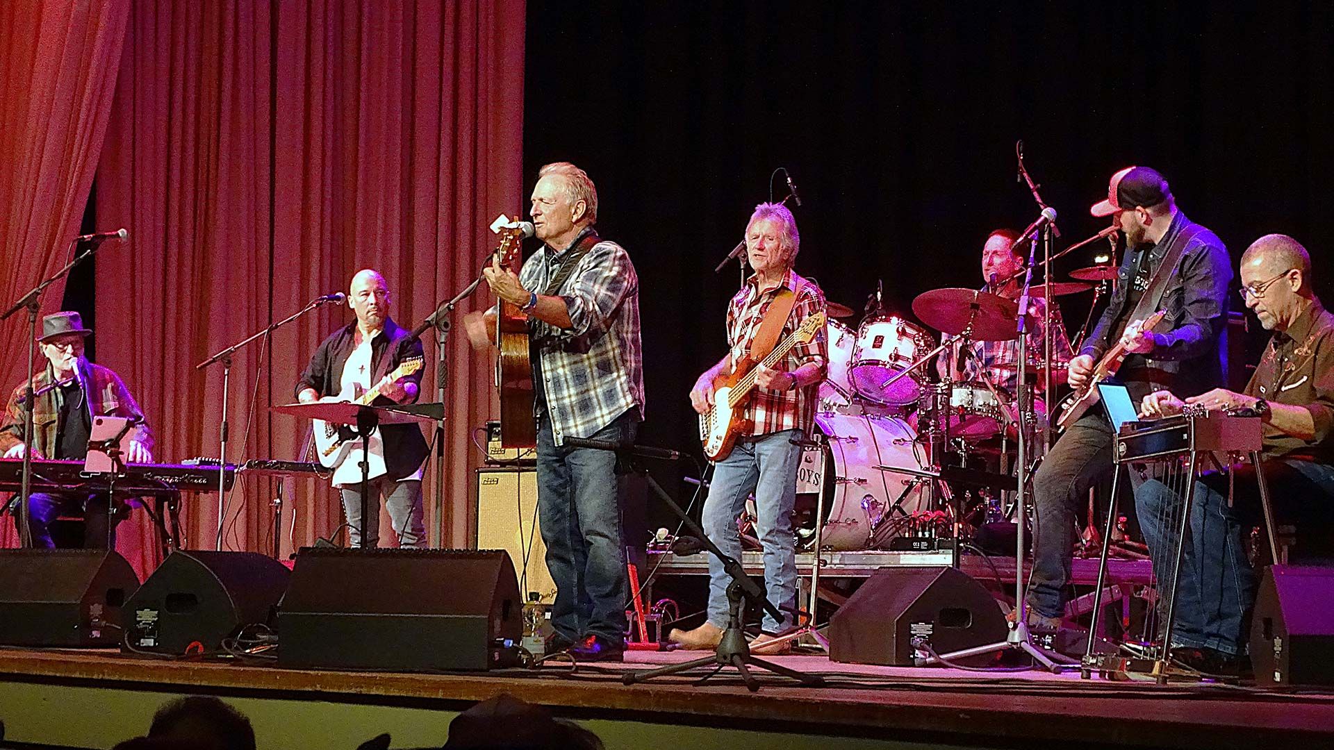 Gutgelaunte Musiker in der Friedrich-Ebert-Halle: Dietmar Wächter (von links), Uwe Lost, Chris Kaufmann, Florian Lost, Dirk Schlag, Rainer Bach und Bo Heart von der Gruppe "Die Cowboys". Fotos: Ilka Teschner