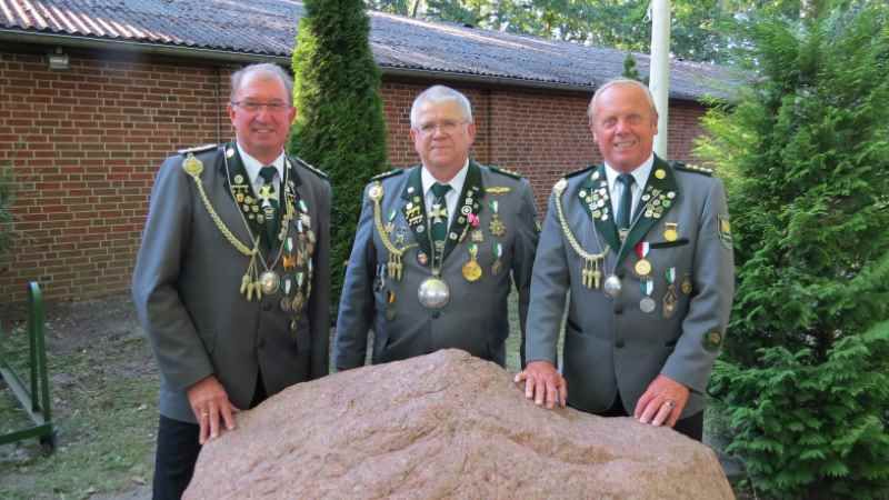 Schützenkönig Jürgen Will mit den Adjudanten Hein-Peter Freyse und Karlheinz Maibohm. | Foto: ein