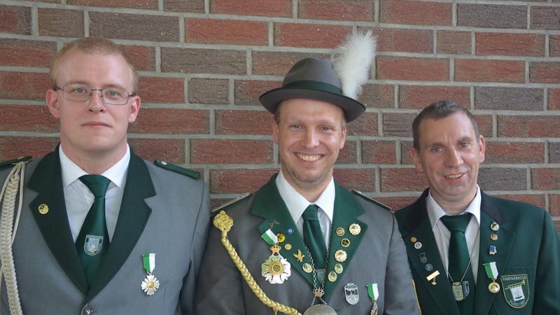 Fleestedts Schützenkönig Helge Cassau (Mitte) mit seinen Adjutanten Markus Stein (links) und Sven Tobaben. | Foto: ein/Britta Gellers