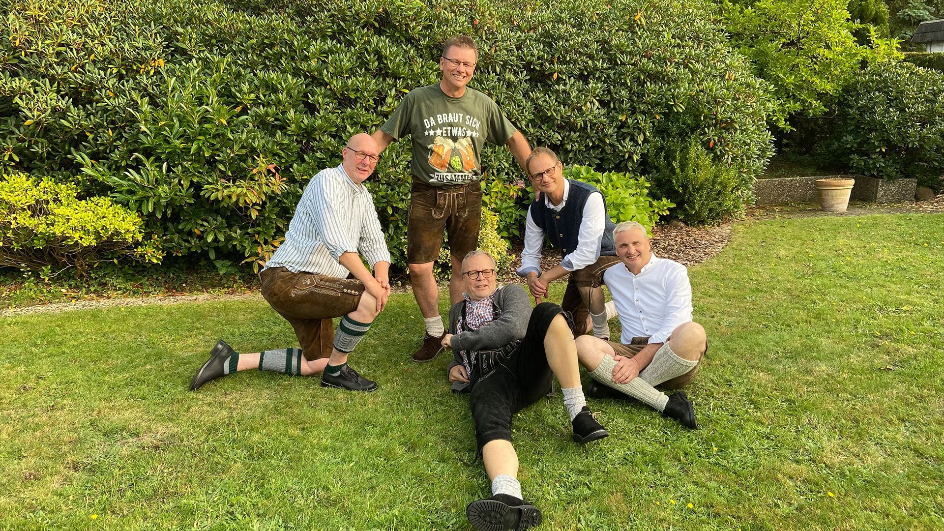 Die Jesteburger Königscrew ist seit Jahrzehnten eine verschworene Gemeinschaft: Rainer Radloff mit seinen Adjutanten Torsten Lange, Joachim Lucks, Klaus von Bestenbostel und Bernd Versemann. | Foto: SV Jesteburg