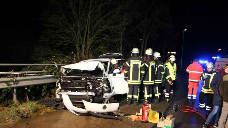 Drei teils Schwerverletzte forderte dieser schwere Verkehrsunfall auf der Steller Chaussee in Stelle. Fotos: ein