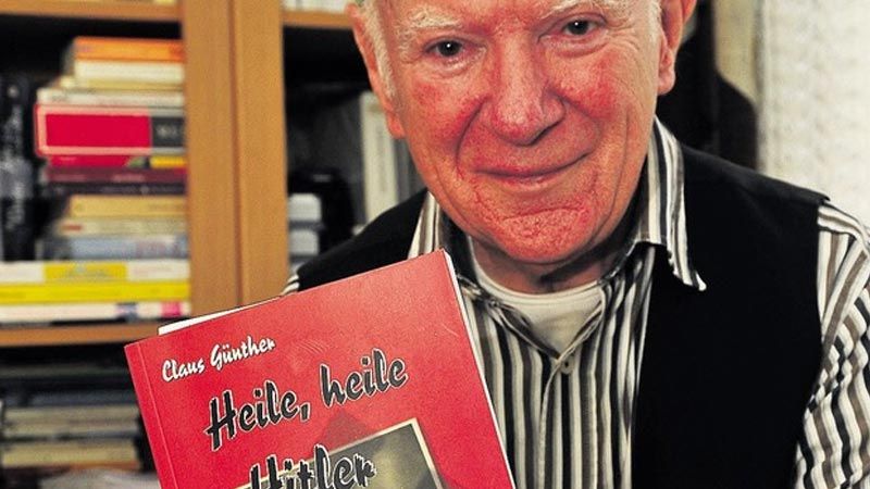 Der Harburger Claus Günther liest im Rahmen der SuedLese im Speicher Am kaufhauskanal aus seinem Buch „Heile, Heile, Hitler“. | Foto: ein