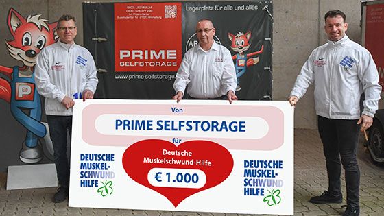 Andreas Schönemann (Mitte) und Klaus Skarupke  (links) von PRIME Selfstorage in Harburg überreichen Andreas Kaiser (HAA) die Spende für die Deutsche Muskelschwund-Hilfe. | Foto: Niels Kreller