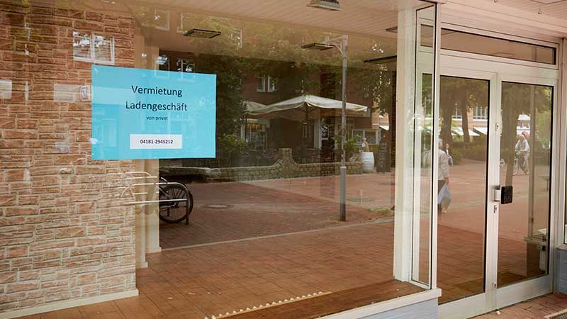 "Zu vermieten": Schilder wie diese sind in zahlreichen Geschäften in Buchholz zu sehen. | Foto: Helms