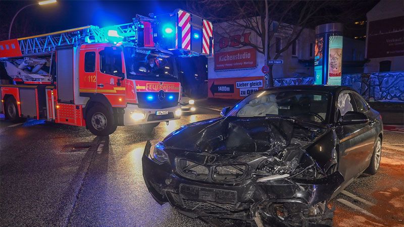 Dieser BMW war wohl mit deutlich überhöhter Geschwindigkeit auf der Buxtehuder Straße unterwegs. | Foto: HamburgNews