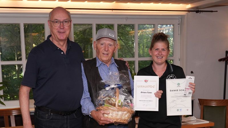 Hängt die Schiedsrichterpfeife an den Nagel: Ortwin Leder (Mitte) mit seinem Sohn, dem stellvertretenden Vorsitzenden des NFV Kreis Harburg, Mario Leder (links), und der Kreisschiedsrichter-Obfrau Kim-Jana Trenkner. | Foto: NFV Harburg/Olaf Lahse