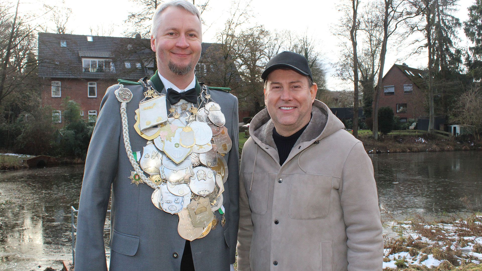 Tagesschau Chefsprecher Jens Riewa tritt zur Teichwette gegen Marmstorfs Schützenkönig Jochen Meyer an. | Foto: Tapken
