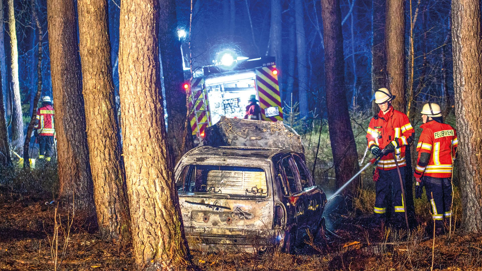 Der brennende Corsa löste einen Waldbrand aus. | Foto:JOTO