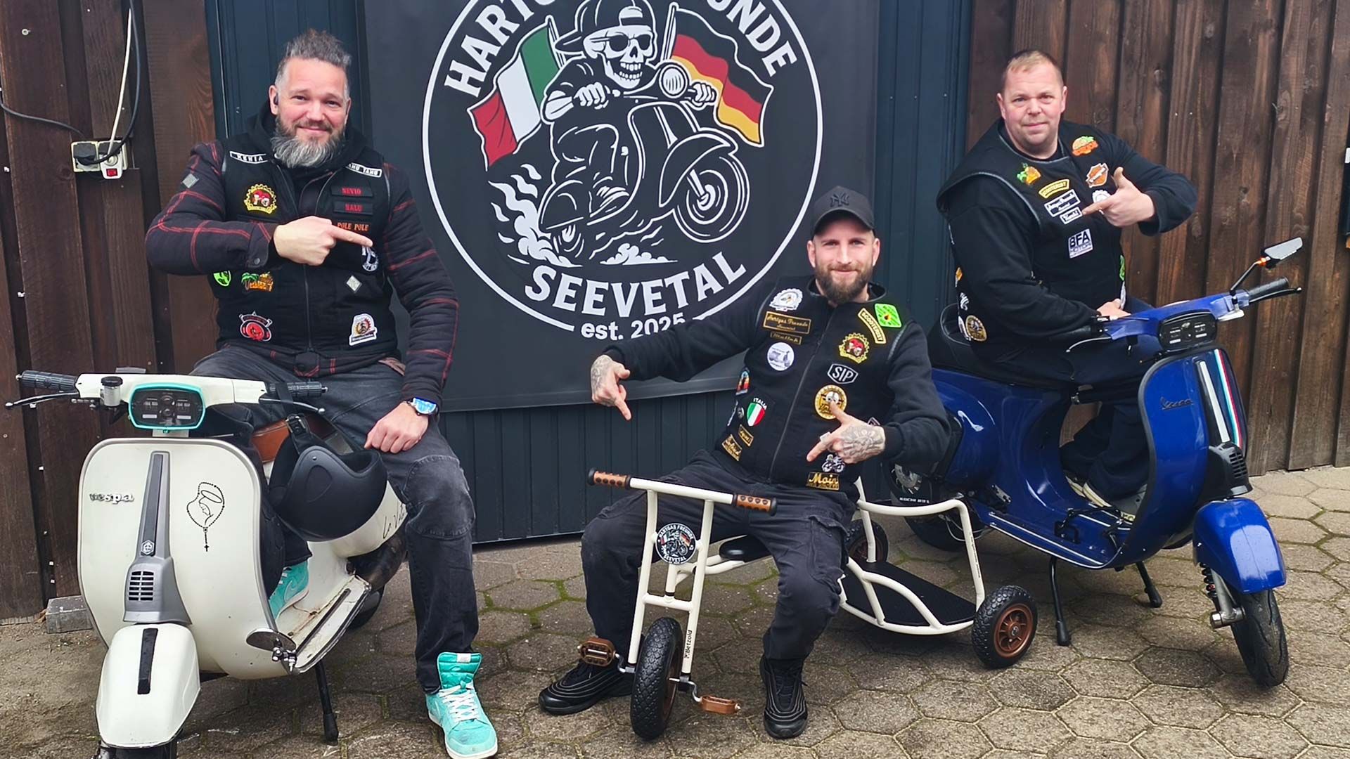 Tom Effenberger, Malte Winter und Marcel Koch von den Hartgas Freunden Seevetal mit dem Dreirad für die Kita-Kids in Maschen. Foto: ein