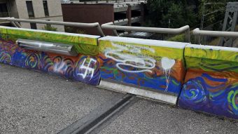 Ein oder mehrere Nazischmierfinken haben die Fußgängerbrücke am Neugrabener Bahnhof verschandelt. Foto: ein